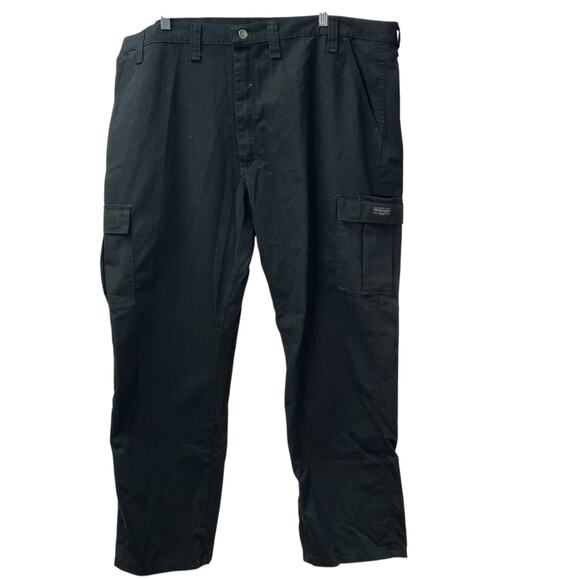 New Wrangler Mens 44x30 Black Cargo Pants Relaxed Fit Tech Pocket Cotton Utility - Picture 1 of 15